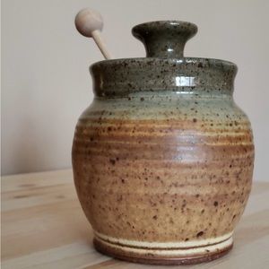 Pottery honey pot